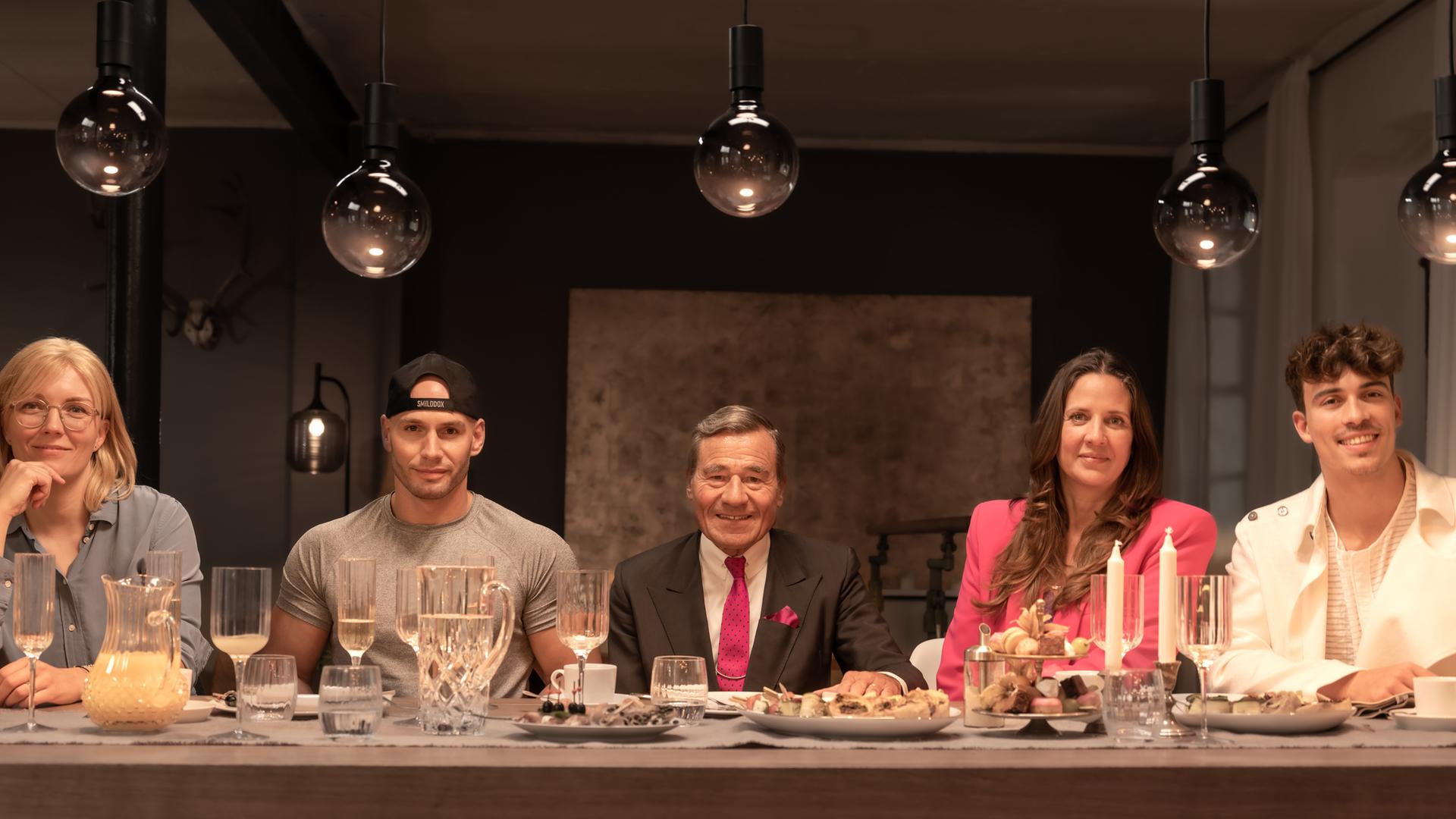 Anna Alex, "Flying Uwe" Schüder, Wolfgang Grupp, Dana Schweiger und Tim Schäcker sitzen an einem Tisch und schauen in die Kamera.