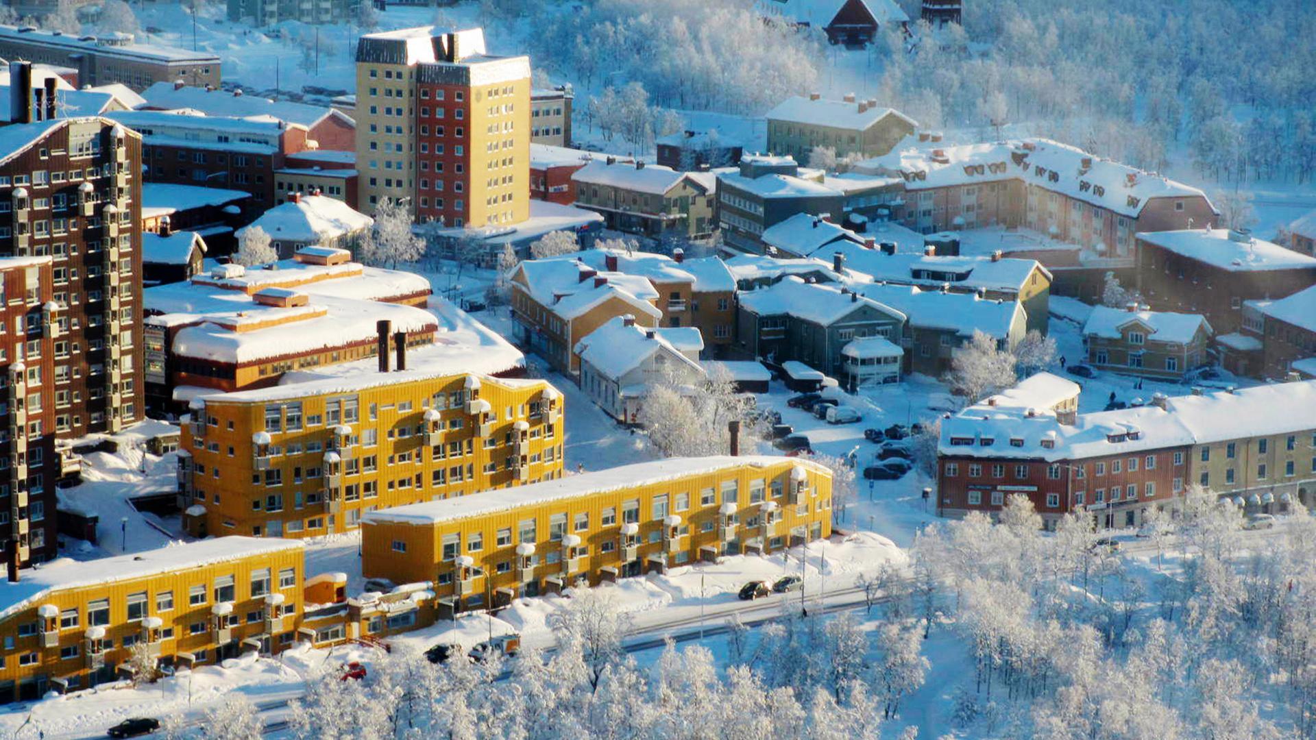 Luftbilder von einer Stadt im Schnee