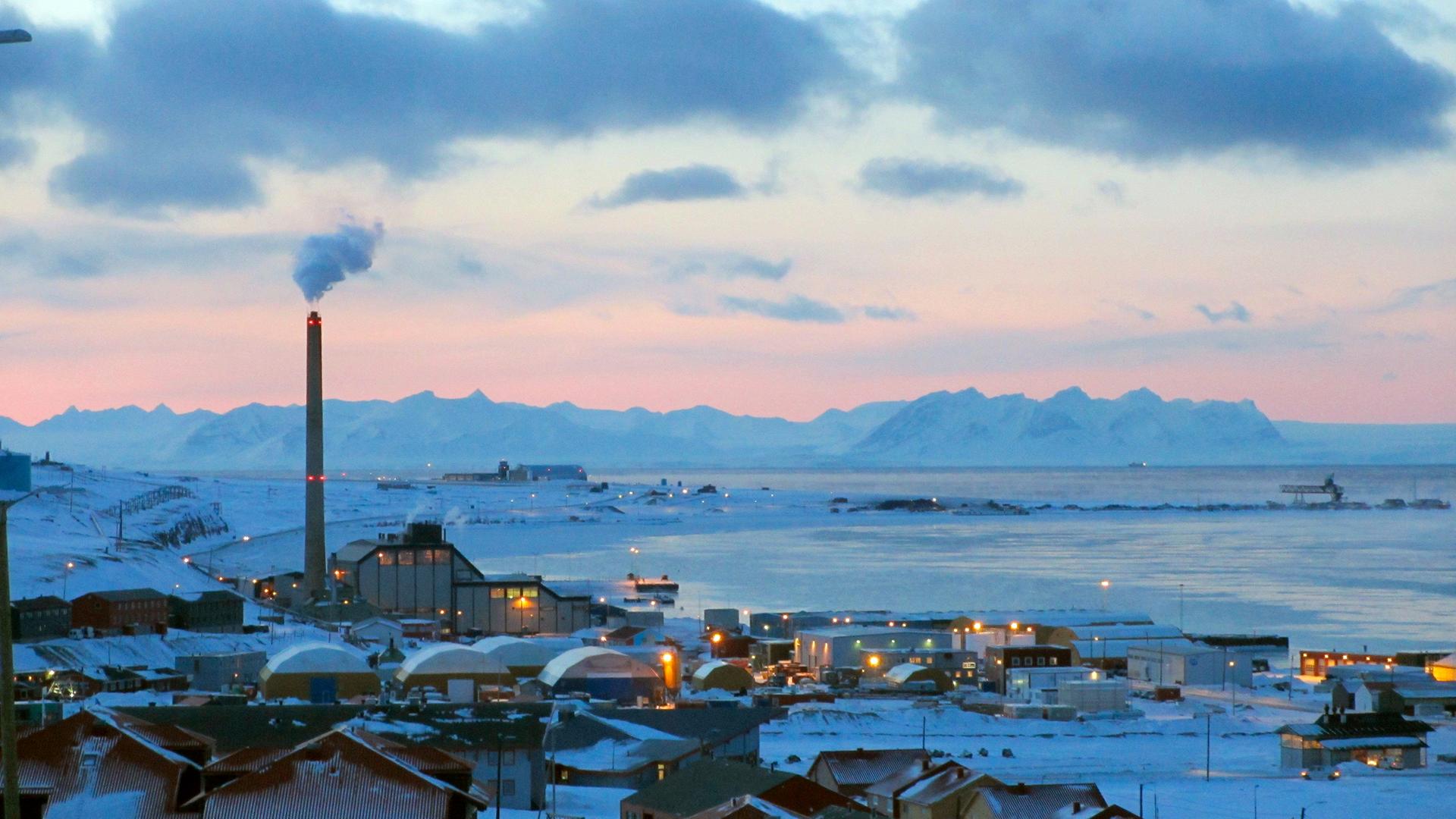 Blick über Spitzbergen bei Sonnenaufgang