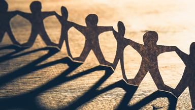 Menschenkette aus Papier