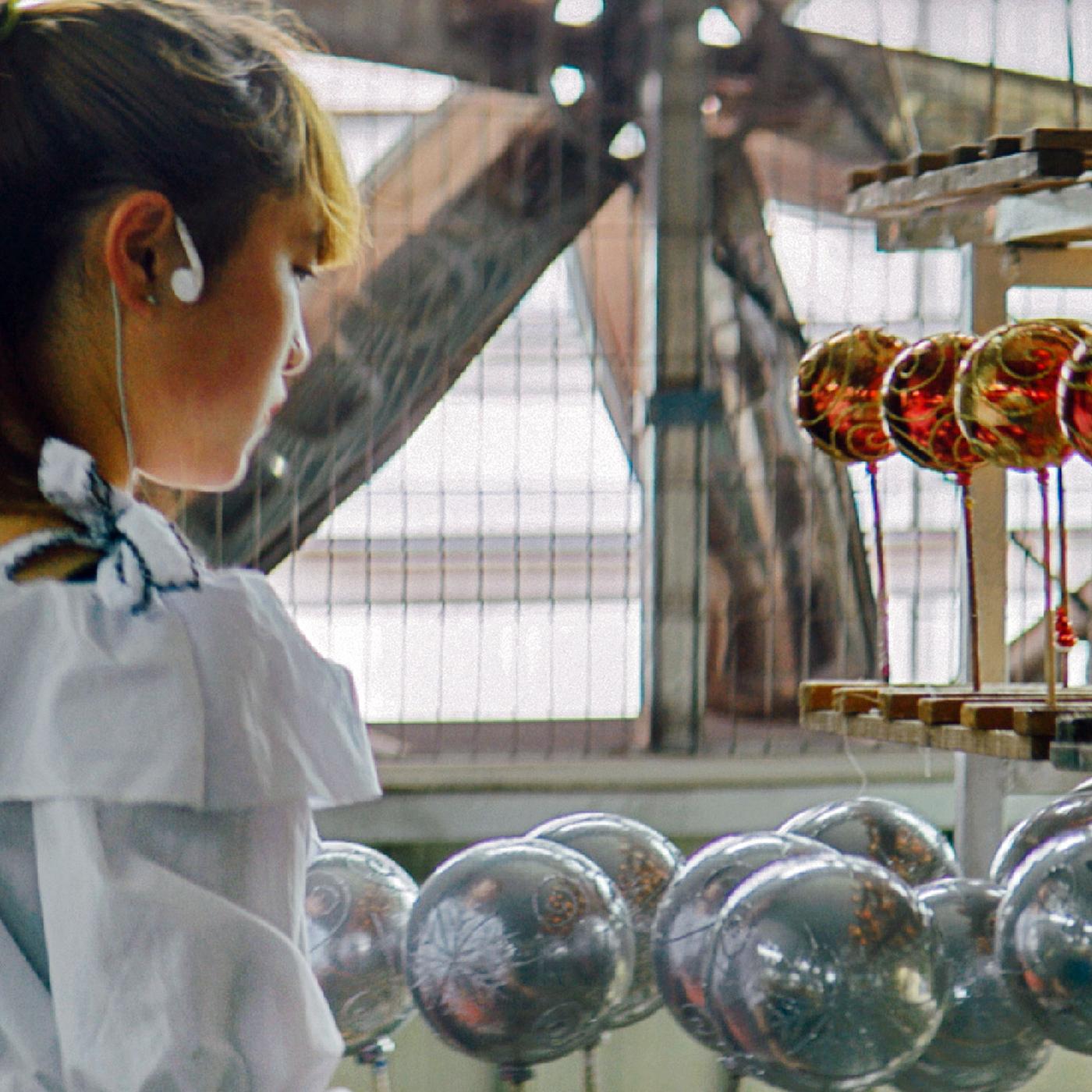 Kang Xia stellte die fertigen Weihnachtskugeln zum Trocknen auf.