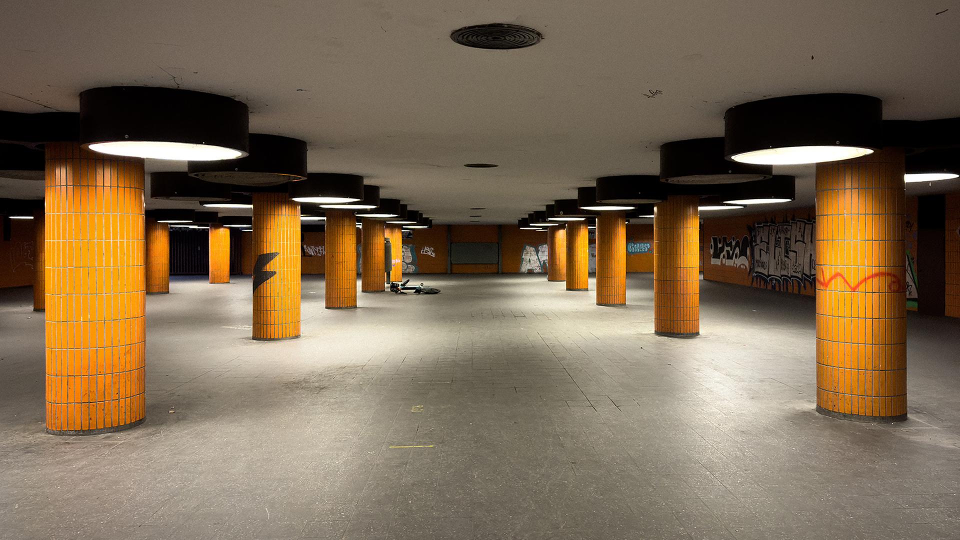 Die Mittelebene der Station Siemensdamm in Berlin.