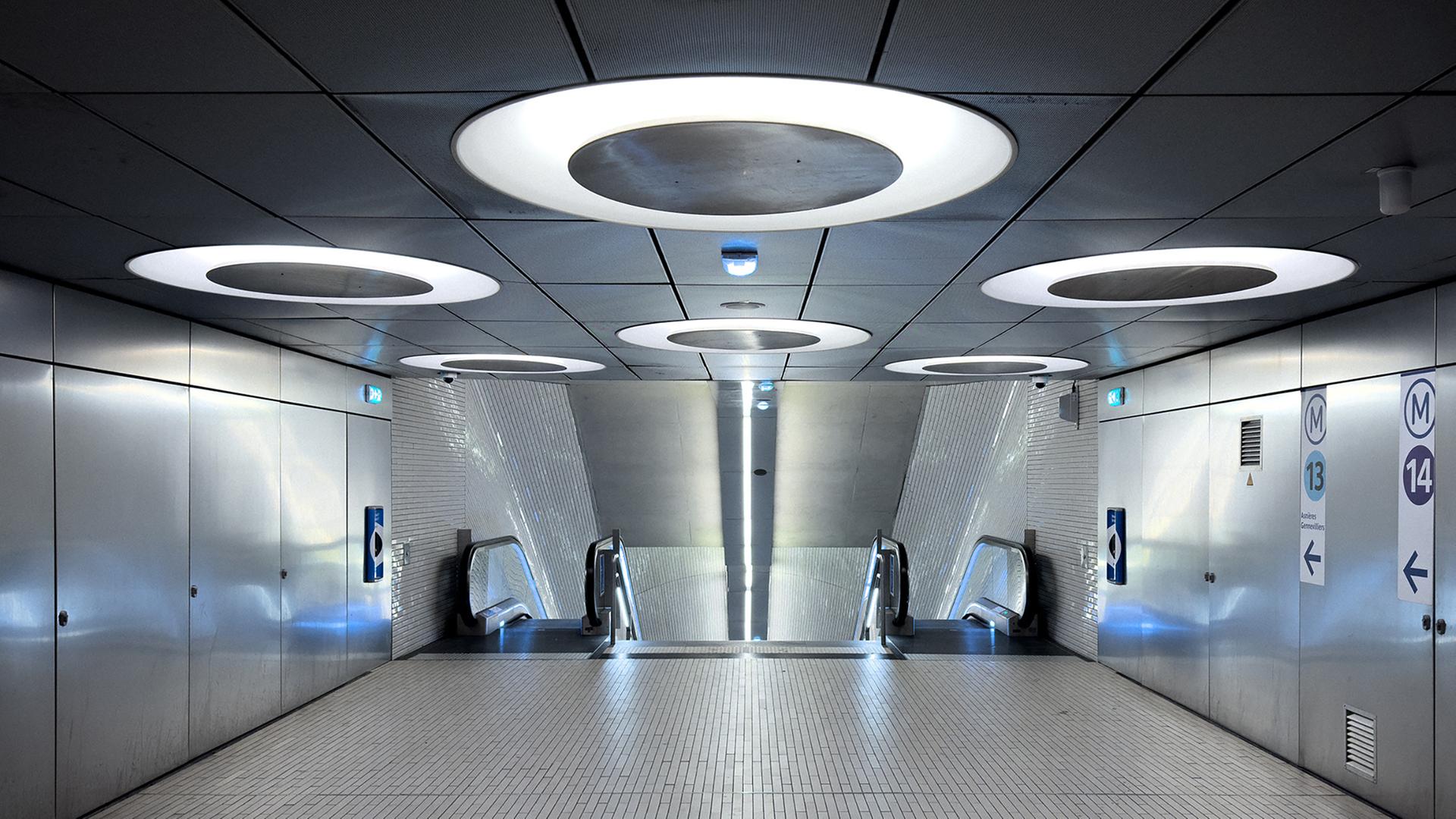 Der Treppenbereich der Station Porte De Clichy in Paris.