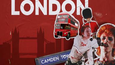 Großer weißer Schriftzug "LONDON" auf rotem, plakatähnlich strukturiertem Hintergrund. Davor Collage mit rotem Doppeldeckerbus, Wachposten mit Bärenfellmütze, zwei singenden Bühnenfiguren an Mikrofonen, sowie einem schräg gesetzten „Camden Town“-Schild; im Hintergrund stilisierte Skyline mit Tower Bridge.