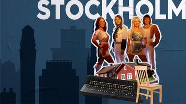Großer weißer Schriftzug "STOCKHOLM" auf blauem Hintergrund. Davor Collage aus vier Personen in auffälligen Bühnenoutfits (Band ABBA), einem roten Holzhaus, einem Audiomischpult und einem Holzstuhl; im Hintergrund eine stilisierte Stadtsilhouette mit Turm.