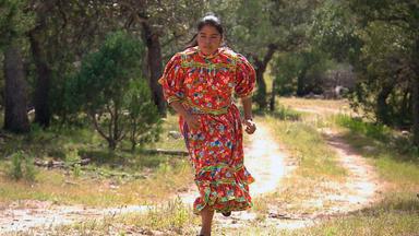 Lorena Ramirez ist Tarahumara und rennt in Sandalen mit Sohlen aus alten Autoreifen von Erfolg zu Erfolg.