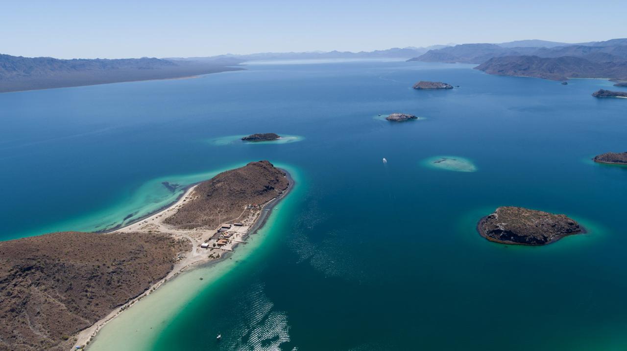 Kleine Landzunge umgeben von Meer, vorgelagert kleine Inseln