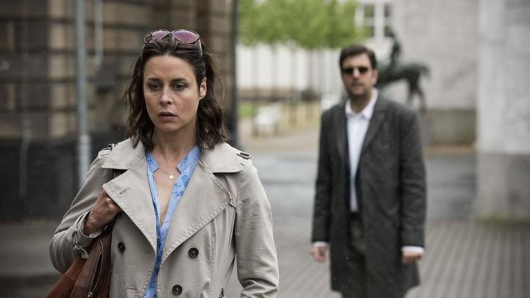 "Morgen hör ich auf": Jochen Lehmann (Bastian Pastewka) und seine Frau Julia (Susanne Wolff) sind in der Frankfurter Innenstadt