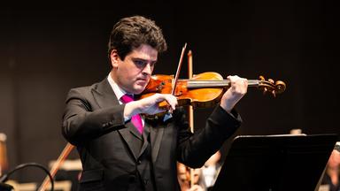 Michael Barenboim spielt Geige