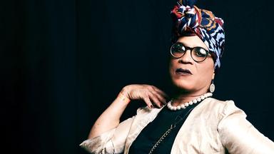 Michaela Dudley, Kabarettistin