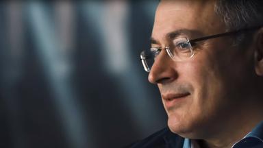 Ein Mann schaut nach links.