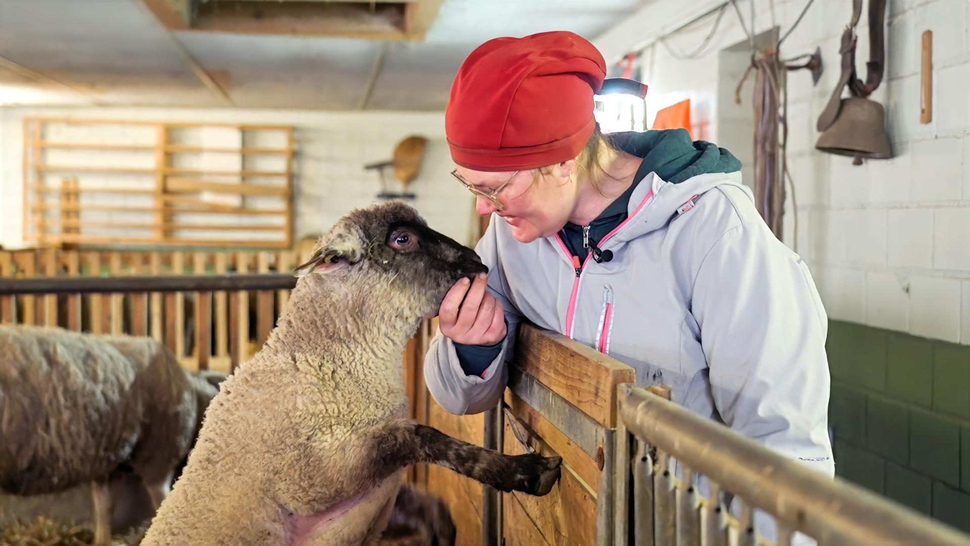 Grosse Tierliebe: Michèle Häfliger mit einem ihrer Lämmer