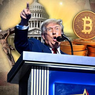 Eine Collage mit Donald Trump hinter einem Rednerpult mit ausgestrecktem Arm. Im Hintergrund das Capitol, ein Kreuz Christi und im Vordergrund Bitcoinmünzen.