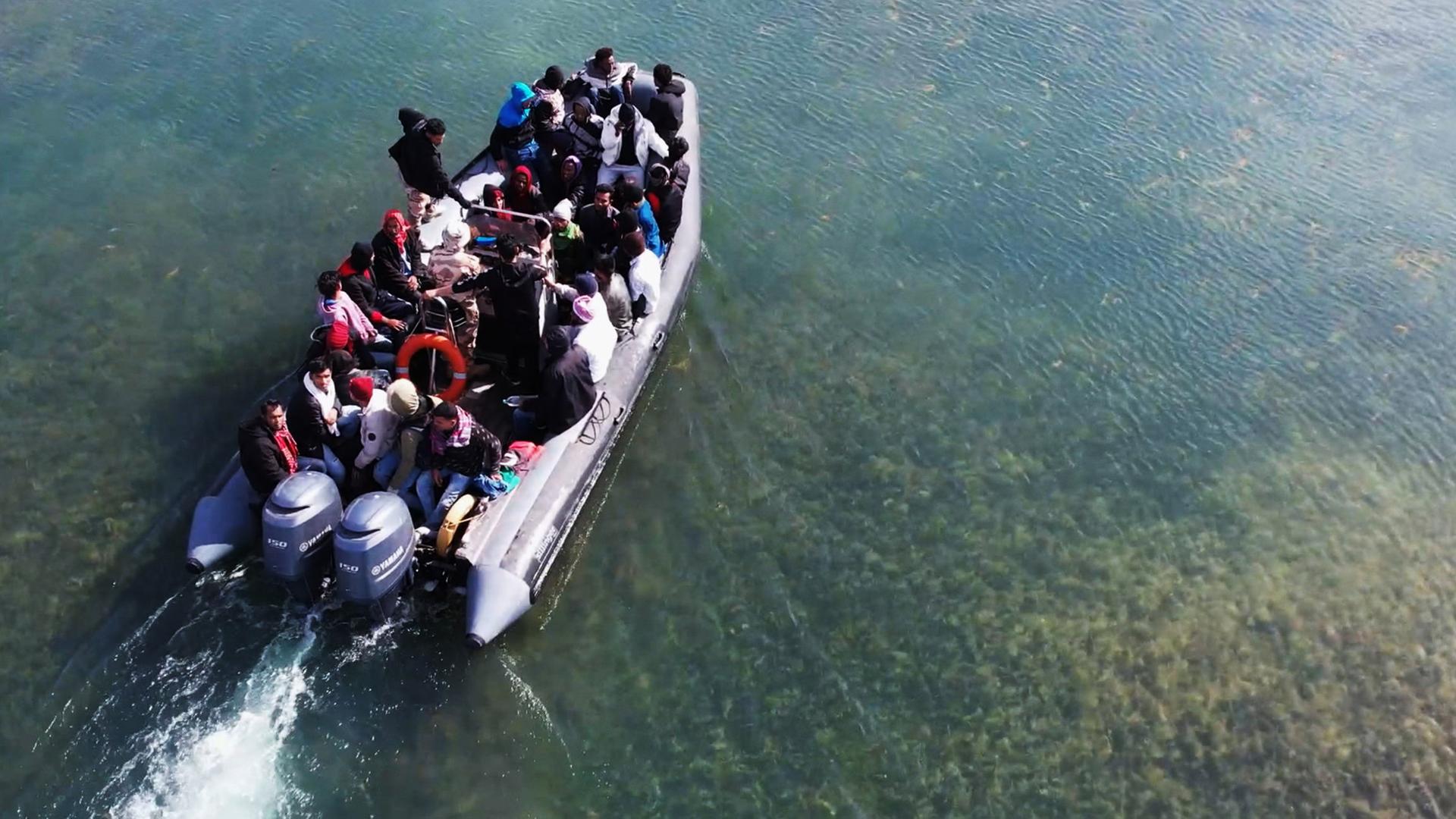 Geflüchtete vor der Küste von Libyen: Sie versuchen es nach Europa zu schaffen.
