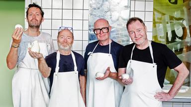 Vier Männer mit weissen Arbeitsschürzen zeigen voll Stolz ihren Mozarella