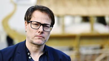 Ein Mann trägt eine Brille.