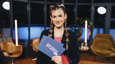 Eine junge Frau in einem Fernsehstudio.