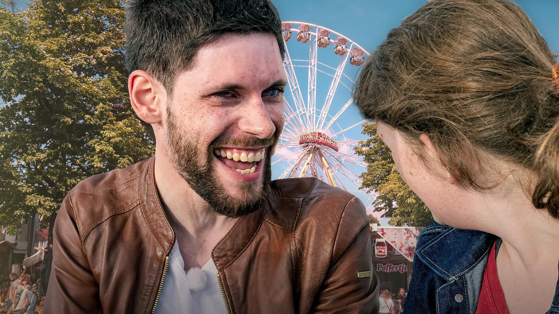 Ein Mann mit Vollbart lacht mit einer Frau, deren Gesicht verdeckt ist. Im Hintergrund ist ein Riesenrad zu sehen