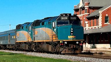 Ein Zug fährt in einen Bahnhof ein.