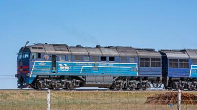Güterzug in der mongolischen Steppe.