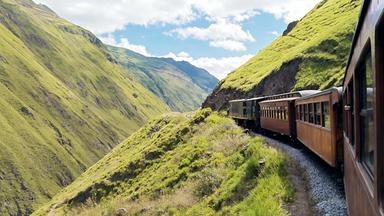 Ein Zug fährt oberhalb der Teufelsnase durch die Anden.