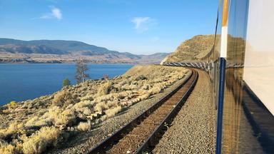 Der Zug "Rocky Mountaineer" führt in einer beeindruckenden Kurve vorbei am Kamloops Lake