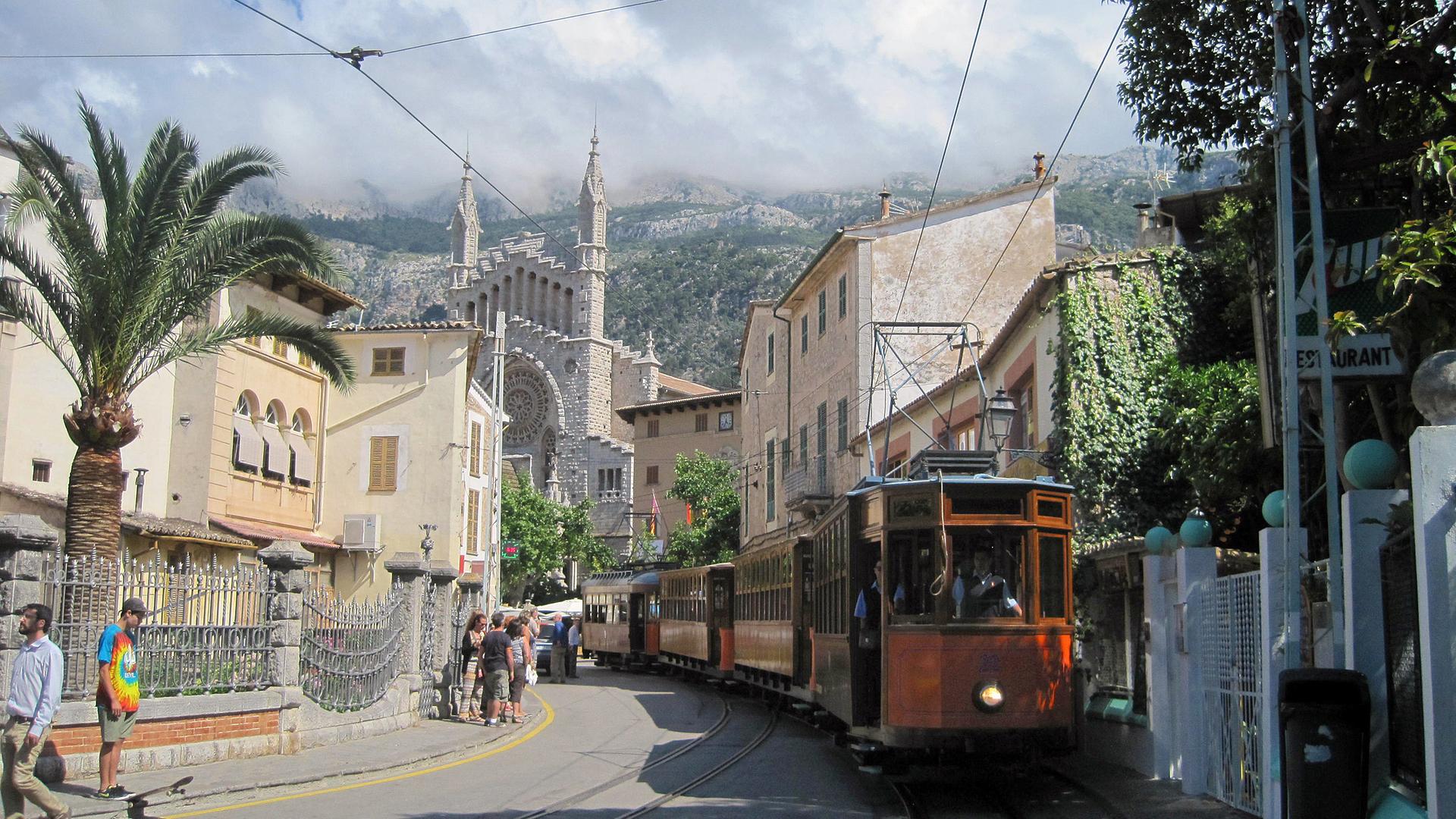 Die Straßenbahn von Sóller fährt durch die Stadt Palma direkt in den Hafen, ans Meer.