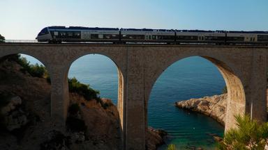 Der Train de la Côte Bleue fährt über das Viadukt vor dem Dörfchen Niolon. Darunter führt einer der schönsten Wanderwege an der Cote Bleue hindurch.