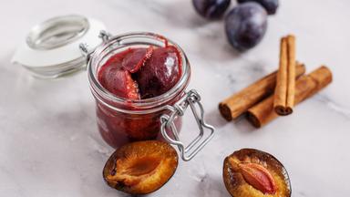 Zwetschgenröster in einem Einmachglas.