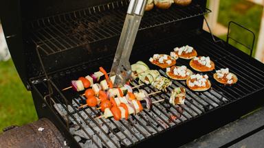 Grill mit vegetarischem Grillgut.