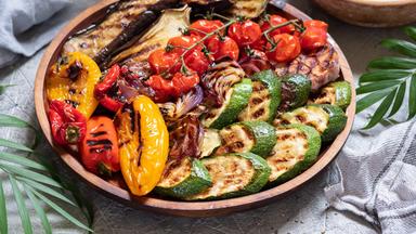 Grillgemüse auf einem Teller.