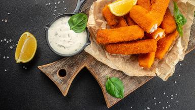 Fischstäbchen mit Zitrone und Sauce Tartare.