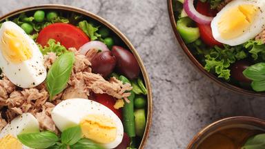 Salat mit Eiern, Thunfisch und Oliven. 