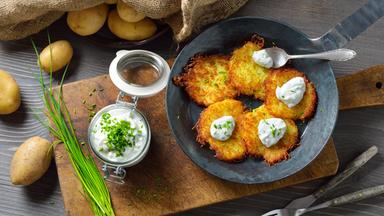  Resche bayerische Kartoffelpuffer mit Schnittlauchquark in der Eisenpfanne serviert