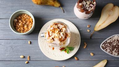 Köstliches Parfait im Glas und Zutaten auf dem Tisch.