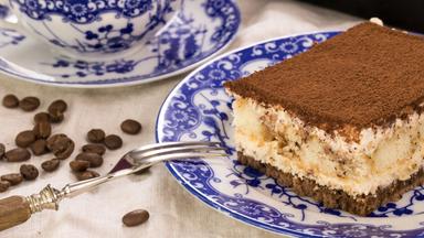 Ein Stück Tiramisu auf einem Teller