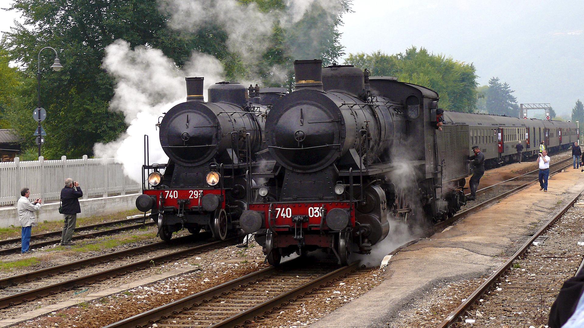 Zwei Dampfloks von vorne gesehen