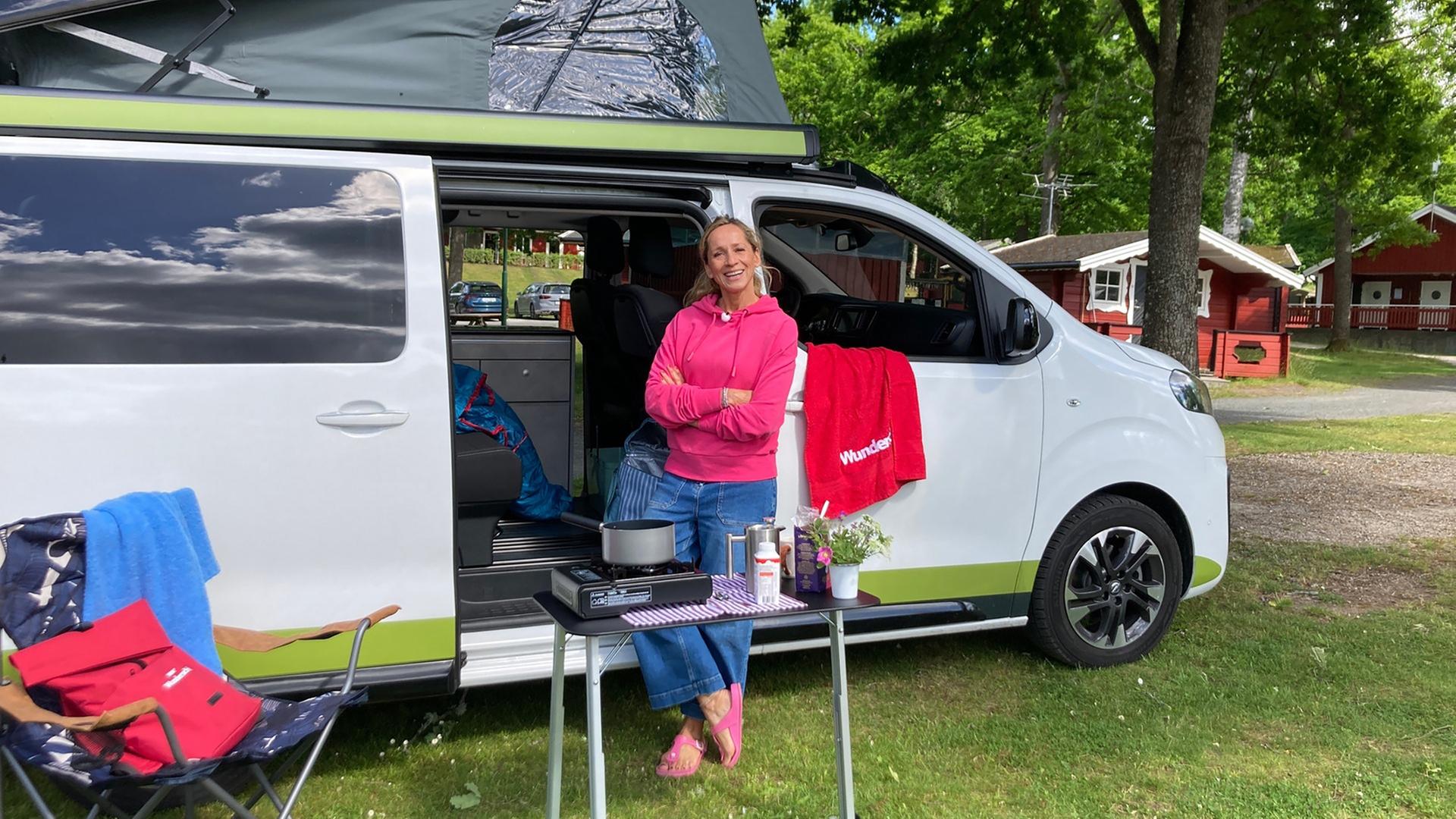 Tamina Kallert reist mit einem kompakten Wohnmobil durch das idyllische Småland
