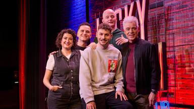 Von links: Matilde Keizer, Özcan Coşar, Fabian Lampert, Moritz John und Michael Mittermeier.