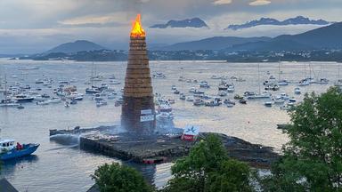 Der etwa 40 Meter hohe hölzerne Feuerturm wird jedes Jahr von Jugendlichen aus Alesund aufgebaut und in der Johannisnacht in Brand gesetzt.