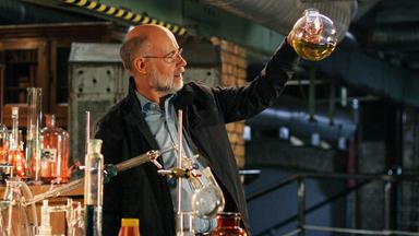 Harald Lesch mit Reagenzglas