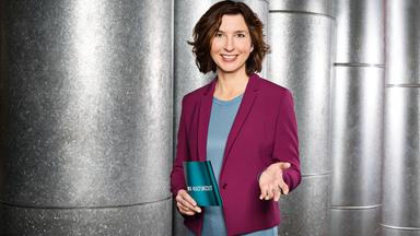 Moderatorin Cécile Schortmann vor Wand