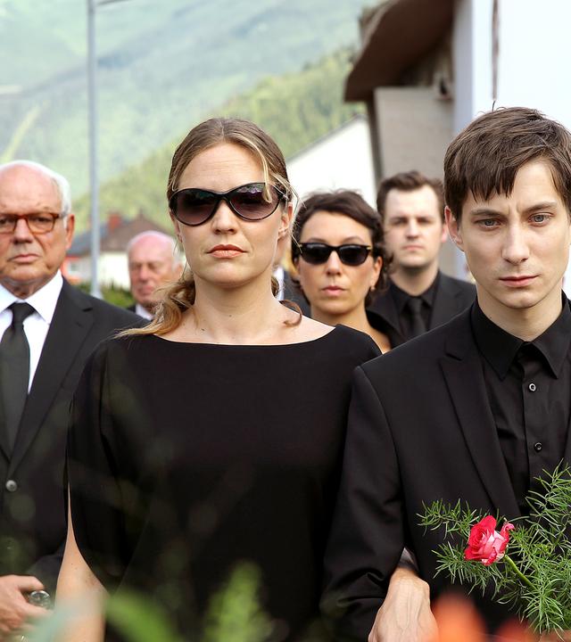 Noch ein Begräbnis: Edith (Patricia Aulitzky, 2. v. li.) mit ihrem Sohn Lukas (Nikolai Gemel, 2. v. re.). Ihr Vater Johann (Wolfgang Böck, li.), ihr Onkel Elias (Karl Fischer, re.) und ihre Schwester Maria (Ursula Strauss) in der zweiten Reihe.