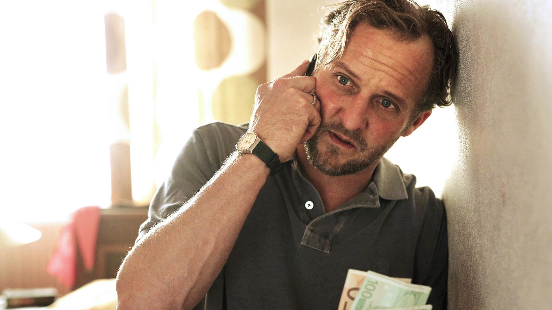 Polizeiinspektor Hannes Bucher (Maximilian Brückner) wird erpresst.