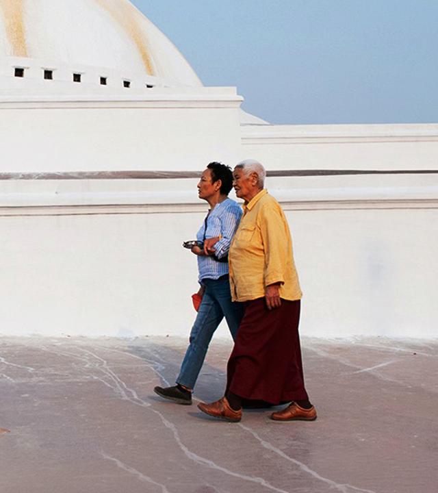 Mola, eine 100-jährige Nonne, möchte nach Tibet zurückkehren, um dort zu sterben.
