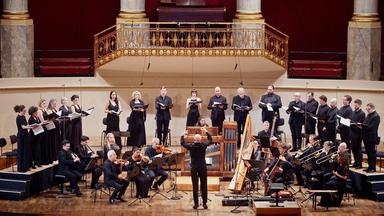 Ein Orchester im Wormser Dom.