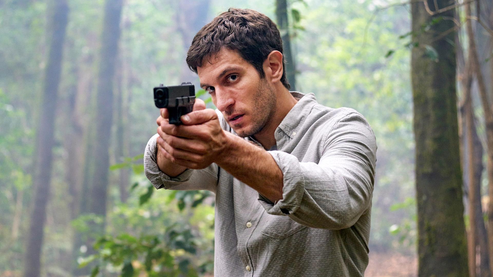 Sargento Bevilacqua (Quim Gutiérrez) hat einen Verdächtigen gestellt, von dem er verfolgt wurde.