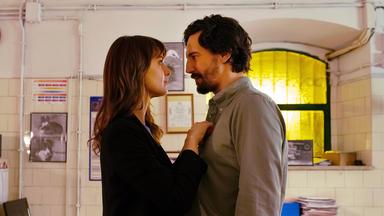 „Mord in Genua – Ein Fall für Petra Delicato: Hundeliebe“: Petra (Paola Cortellesi) und Luca (Alessandro Tedeschi) stehen sich in der Tierarztpraxis dicht gegenüber und schauen sich in die Augen. Petra hat ihre Hände auf Lucas Brust gelegt.