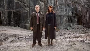 „Mord in Genua – Ein Fall für Petra Delicato: Glückssucher“: Petra (Paola Cortellesi) und Antonio (Andrea Pennacchi) stehen gemeinsam im Steinbruch und schauen sich um.