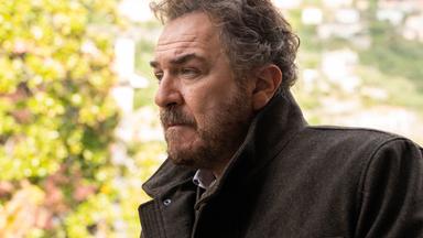 Nahaufnahme Antonio (Andrea Pennacchi) mit nachdenklichem Blick im Freien. Im Hintergrund sieht man verschwommen Bäume.